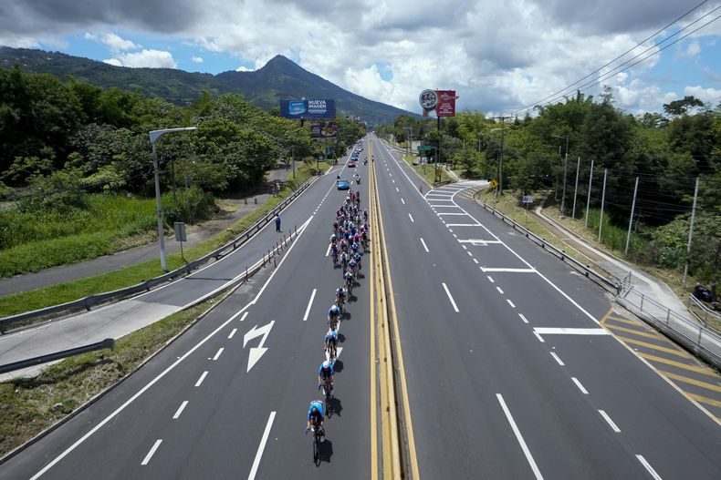 Los ciclistas disputan la carrera de ruta en los Juegos Centroamericanos y del Caribe en San Salvador, el viernes 7 de julio de 2023 (AP Foto/Arnulfo Franco)