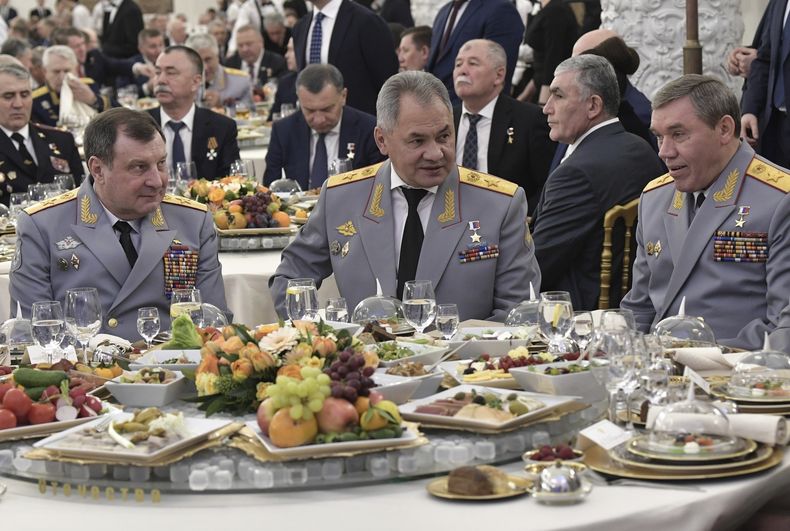 De izquierda a derecha, el viceministro de Defensa de Rusia, Dmitry Bulgakov; el ministro de Defensa, Sergei Shoigu, y el jefe del Estado Mayor, Valery Gerasimov, asisten a la recepción para conmemorar el Día de los Héroes en el Kremlin, en Moscú, Rusia, el miércoles 11 de diciembre de 2019. (Alexei Nikolsky, Sputnik, Kremlin Pool Foto vía AP, Archivo)
