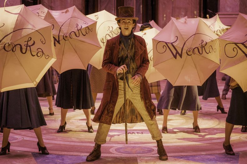 En esta imagen proporcionada por Warner Bros. Pictures, Timothee Chalamet, centro, en una escena de Wonka. (Jaap Buittendijk/Warner Bros. Pictures vía AP)