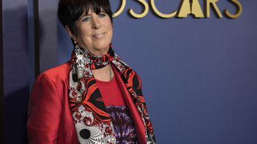 ARCHIVO - Diane Warren llega a los Premios de los Gobernadores el martes 9 de enero de 2024, en el Dolby Ballroom en Los Angeles. (Foto AP/Chris Pizzello, archivo)