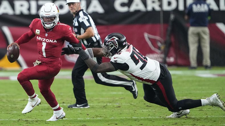 Zach Harrison (96), defensivo de los Falcons de Atlanta, intenta derribar al quarterback de los Cardinals de Arizona Kyler Murray (1) durante la segunda mitad del partido de la NFL, el domingo 12 de noviembre de 2023, en Glendale, Arizona. (AP Foto/Matt York)