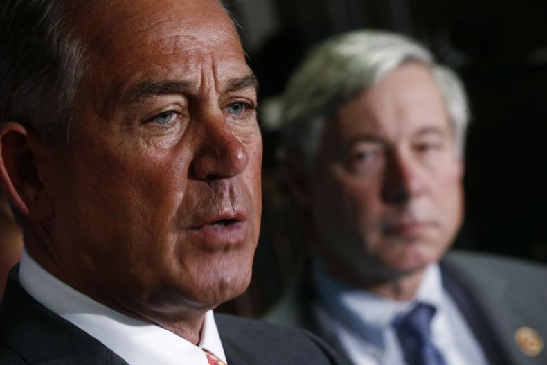 John Boehner, republicano por Ohio y presidente de la C&aacute;mara de Representantes, acompa&ntilde;ado por el representante Fred Upton, republicano por Michigan y presidente de la Comisi&oacute;n de Energ&iacute;a y Comercio de la C&aacute;mara de Repre