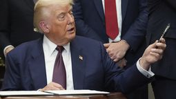 El presidente Donald Trump devuelve una pluma tras firmar una orden ejecutiva con la que se restablece la Prueba Presidencial de Aptitud Física en las escuelas públicas, el jueves 31 de julio de 2025, en el Salón Roosevelt de la Casa Blanca, en Washington. (AP Foto/Jacquelyn Martin)