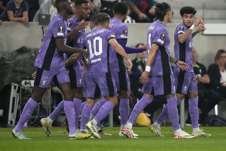 Luis Díaz (derecha) celebra tras anotar el segundo gol de Liverpool en la victoria 3-1 ante el LASK de Austria en la Liga Europa, el jueves 21 de septiembre de 2023. (AP Foto/Matthias Schrader)