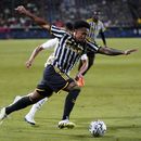 En foto del 27 de julio del 2023, el mediocampista de la Juventus Weston McKennie controla el balón en un encuentro de exhibición ante el AC Milan. El viernes 28 de julio del 2023, la Juventus quedó fuera de la Europa Conference League y tendrá que pagar una multa a la UEFA por contabilidad falsa. (AP Foto/Ashley Landis)