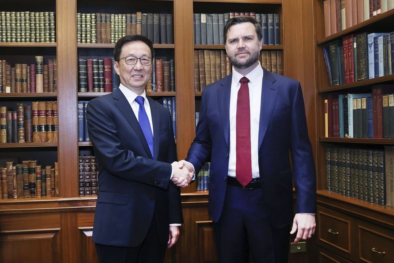 En esta imagen publicada por la agencia de noticias Xinhua, el vicepresidente chino Han Zheng, durante la reunión del representante especial del presidente de China, Xi Jinping, con el vicepresidente electo de Estados Unidos, J.D. Vance en Washington, el domingo 19 de enero de 2025. (Xinhua/Liu Weibing)