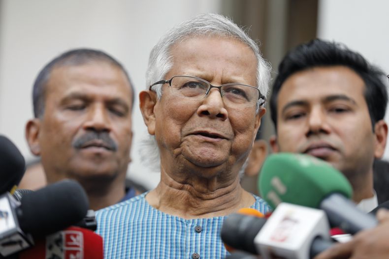 En esta imagen de archivo, el Nobel Muhammad Yunus habla con reporteros tras quedar en libertad bajo fianza en un caso de malversación, en Daca, Bangladesh, el 3 de marzo de 2024. (AP Foto/Mahmud Hossain Opu, archivo)