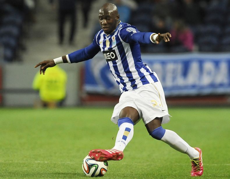 En esta foto del 23 de febrero del 2014 se ve al defensor franc&eacute;s del Porto Eliaquim Mangala en un partido en Porto, Portugal. El 11 de agosto del 2014 firm&oacute; para Manchester City de la Liga Premier. (AP Foto/Paulo Duarte/Archivo)