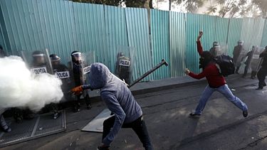 americateve | Manifestantes enmascarados se enfrentan contra polic&iacute;as antimotines durante una marcha que conmemora el aniversario de la masacre de Tlatelolco el mi&eacute;rcoles 2 de octubre de 2013 en la Ciudad de M&eacute;xico. (Foto AP/Eduardo Verdugo)