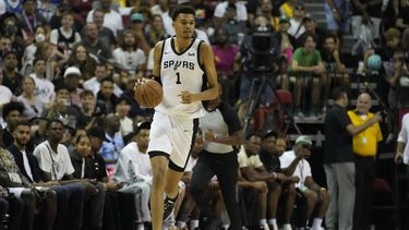 Victor Wembanyama de los Spurs de San Antonio avanza con el balón en el encuentro de la Liga de Verano ante los Hornets de Charlotte el viernes 7 de julio del 2023. (AP Foto/John Locher)