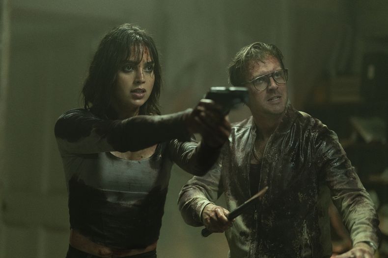 En esta imagen proporcionada por Universal Pictures, Melissa Barrera y Dan Stevens en una escena de Abigail. (Bernard Walsh/Universal Pictures via AP)