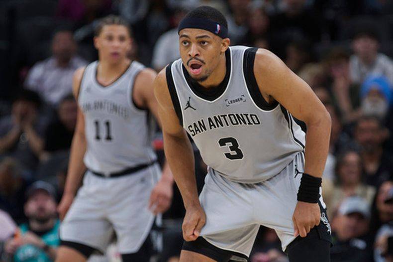 Keldon Johnson (3), alero de los Spurs de San Antonio, observa una jugada durante la segunda mitad del juego de baloncesto de la NBA contra los Trail Blazers de Portland, el miércoles 8 de abril de 2026, en San Antonio. (AP Foto/Darren Abate)
