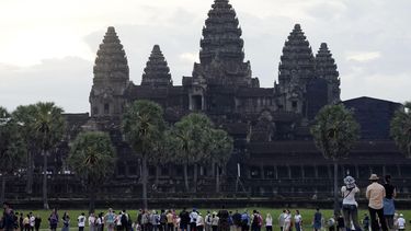 ARCHIVO - Turistas esperan al amanecer en el complejo de Angkor Wat en la provincia de Siem Reap, Camboya, el viernes 2 de agosto de 2024.(AP Foto/Heng Sinith, Archivo)