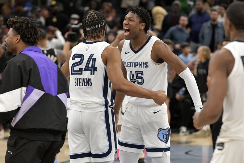 Lamar Stevens, y GG Jackson, aleros de los Grizzlies de Memphis, festejan la victoria sobre los Bucks de Milwaukee, el jueves 15 de febrero de 2024 (AP Foto/Brandon Dill)
