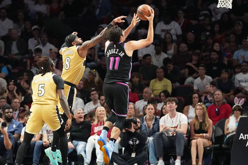 El mexicano Jaime Jáquez Jr. (11), delantero de el Heat de Miami, apunta a anotar mientras Jaden Hardy (8), guardia de los Wizards de Washington, defiende durante la primera mitad de un juego de baloncesto de la NBA, el sábado 4 de abril de 2026, en Miami. (Foto AP/Marta Lavandier)