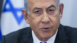 En esta imagen de archivo, el primer ministro de Israel, Benjamin Netanyahu, preside una reunión de su gobierno en la base militar de Kirya, sede del Ministerio de Defensa, en Tel Aviv, Israel, el 24 de diciembre de 2023. (AP Foto/Ohad Zwigenberg, Pool, archivo)
