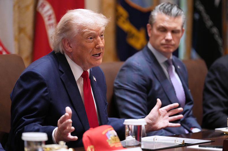 El presidente de EEUU, Donald Trump, habla durante una reunión de su gabinete en la Casa Blanca, en Washington, el miércoles 27 de mayo de 2026, mientras el secretario de Defensa, Pete Hegseth, observa. (AP Foto/Jacquelyn Martin)