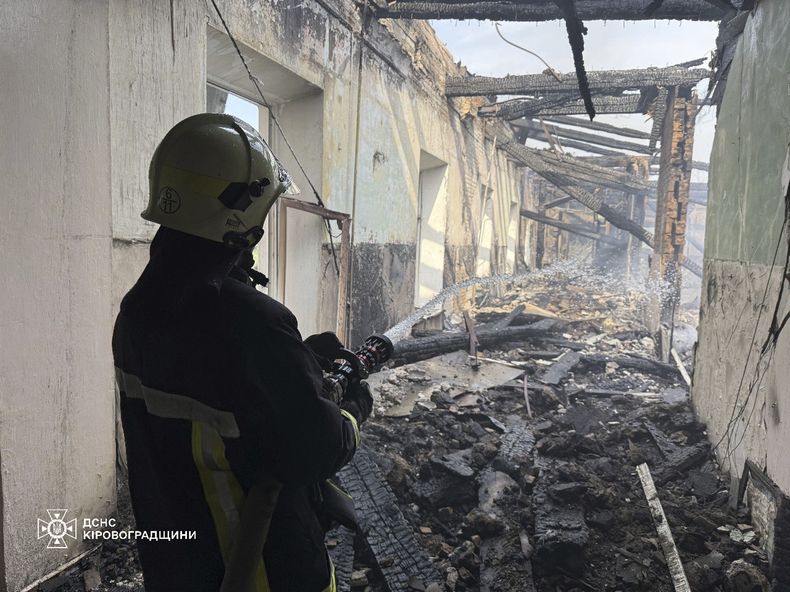 En esta foto proporcionada por el Servicio de Emergencia de Ucrania, los bomberos apagan el fuego en una escuela de bomberos tras un ataque aéreo ruso en Kropyvnytskyi, Ucrania, el lunes 28 de julio de 2025. (Servicio de Emergencia de Ucrania vía AP)
