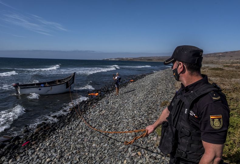 ARCHIVO - Un bote de madera utilizado por migrantes provenientes de Marruecos en una playa de Islas Canarias, el 16 de octubre de 2020. (AP Foto/Javier Bauluz, Archivo)