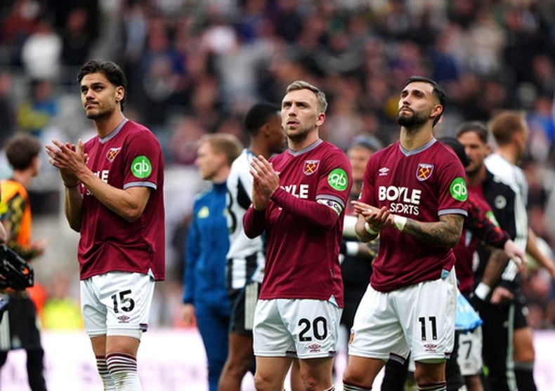 Desde la izquierda, Konstantinos Mavropanos, Jarrod Bowen y Valentín Castellanos, del West Ham United, aplauden a los aficionados tras su partido de fútbol de la Liga Premier inglesa contra el Newcastle United en Newcastle en Tyne, Inglaterra, el domingo 17 de mayo de 2026. (Owen Humphreys/PA vía AP)