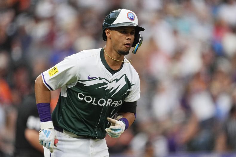 El venezolano Ezequiel Tovar corre tras conectar un jonrón de dos carreras ante los Gigantes de San Francisco, el sábado 20 de julio de 2024 (AP foto/David Zalubowski)