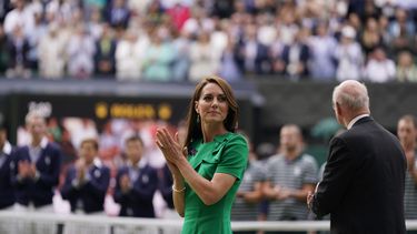 ARCHIVO - Catalina, princesa de Gales, observa luego de que el español Carlos Alcaraz superó al serbio Novak Djokovic en la final varonil del torneo de tenis de Wimbledon, en Londres, el domingo 16 de julio de 2023. (AP Foto/Alberto Pezzali, Archivo)