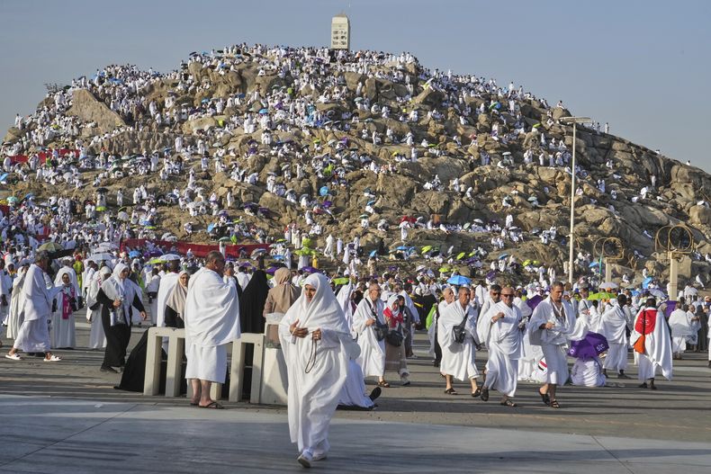 Peregrinos musulmanes en la Montaña de Piedad, en la Llanura de Arafat, durante el peregrinaje del haj en La Meca, Arabia Saudí, el 5 de junio del 2025. (AP foto/Amr Nabil)