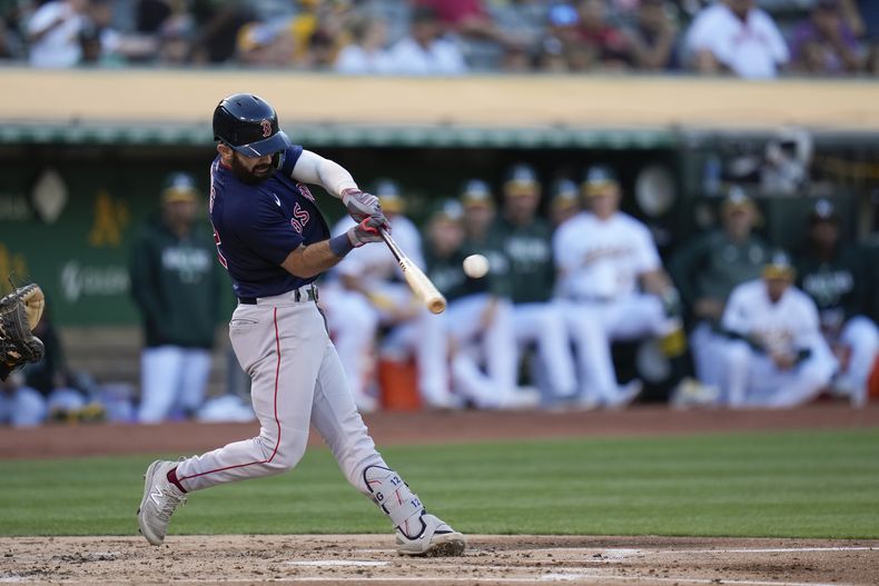 Connor Wong de los Medias Rojas de Boston batea un remolcador sencillo en la segunda entrada del encuentro ante los Atléticos de Oakland el lunes 17 de julio del 2023. (AP Foto/Godofredo A. Vásquez)
