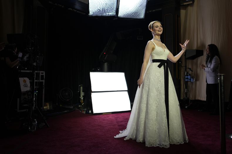 Elle Fanning llega a los Premios Oscar, el 2 de marzo de 2025, en el Teatro Dolby, en Los Angeles. (AP Foto/John Locher)