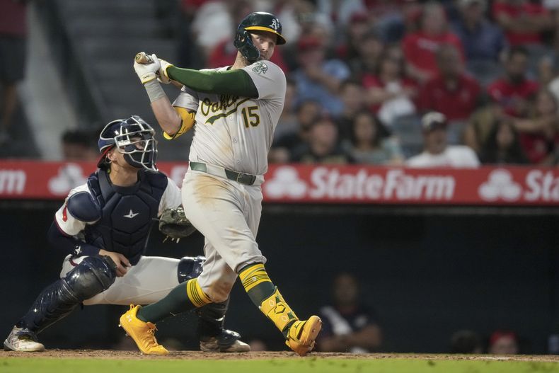 Seth Brown, de los Atléticos de Oakland, batea un sencillo en el juego del viernes 26 de julio de 2024, ante los Angelinos de Los Ángeles (AP Foto/Eric Thayer)
