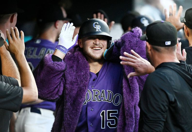 Hunter Goodman, de los Rockies de Colorado, celebra en el dugout tras conectar un jonrón de dos carreras en la quinta entrada de un partido de béisbol contra los Marlins de Miami, el miércoles 1 de julio de 2026, en Denver. (Foto AP/Geneva Heffernan)