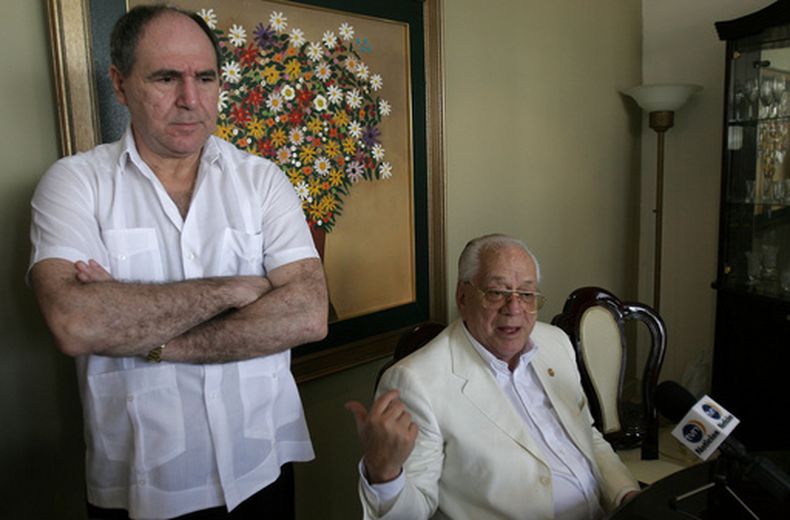 ARCHIVO - El expresidente ecuatoriano Abdalá Bucaram, izquierda, acompañado por su abogado Héctor Solórzano, asiste a una conferencia de prensa, el 10 de febrero de 2006, en su residencia de Ciudad de Panamá. (AP Foto/Arnulfo Franco, archivo)