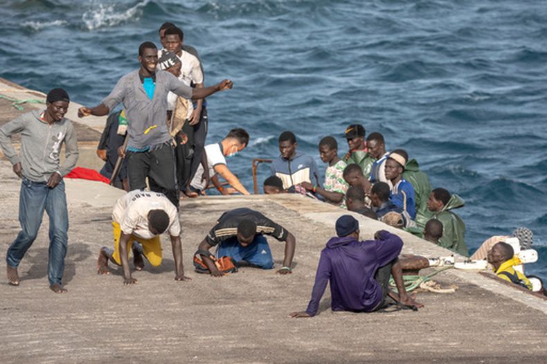 ARCHIVO - Migrantes festejan a su llegada al puerto de La Restinga, el 19 de agosto de 2024, en la isla canaria de El Hierro, España. (AP Foto/María Ximena, archivo)