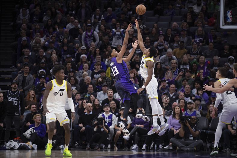 El alero Keegan Murray, de los Kings de Sacramento, encesta frente al base Ochai Agbaji, del Jazz de Utah, en el partido del sábado 16 de diciembre de 2023 (AP Foto/José Luis Villegas)