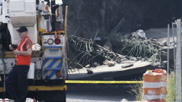 Funcionarios trabajan luego del colapso de una parte de la autopista interestatal 95, el domingo 11 de junio de 2023, en Filadelfia. (AP Foto/Joe Lamberti)