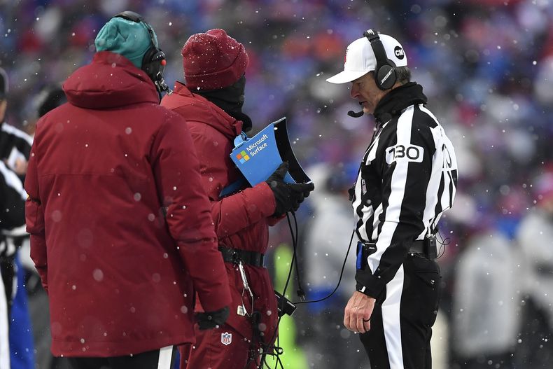 ARCHIVO - El árbitro Land Clark revisa una jugada durante la segunda mitad del juego de fútbol americano de la NFL entre los Bills de Búfalo y los Falcons de Atlanta, en Orchard Park, Nueva York, el 2 de junio de 2022. (AP Foto/Adrian Kraus, Archivo)