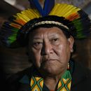 Davi Kopenawa, chamán yanomami, escucha las preguntas de reporteros en una conferencia de prensa tras su reunión con el papa Francisco en el Vaticano, el miércoles 10 de abril de 2024 (AP Foto/Alessandra Tarantino)