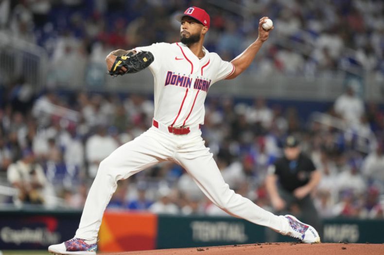 El pitcher dominicano Cristopher Sánchez lanza en la primera entrada del encuentro ante Nicaragua del Clásico Mundial el viernes 6 de marzo del 2026. (AP Foto/Lynne Sladky)