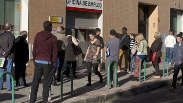 americateve | Varias personas hacen fila afuera de una oficina de registro de empleos en Madrid, Espa&ntilde;a, el martes 29 de abril de 2014. La oficina nacional de estad&iacute;sticas inform&oacute; que el pa&iacute;s experiment&oacute; el crecimiento m&aacute;s r&aa