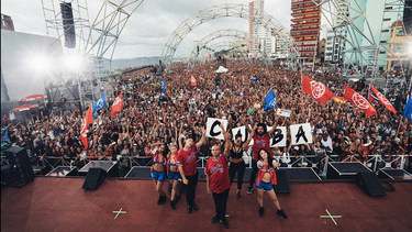 fiesta multitudinaria en el malecon de la habana con major lazer