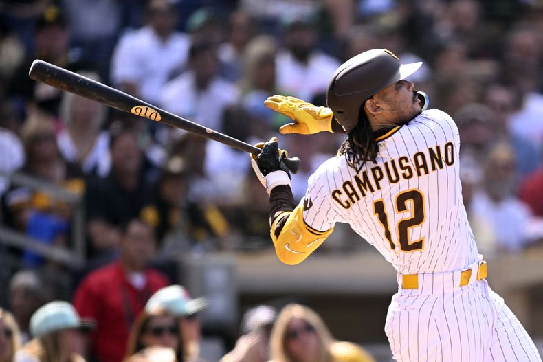 Luis Campusano, de los Padres de San Diego, pega un sencillo productor en el duelo del miércoles 20 de septiembre de 2023 ante los Rockies de Colorado (AP foto/Denis Poroy)