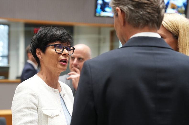 La comisionada de Ampliación de la Unión Europea Marta Kos (izq) con el ministro de Exteriores de Lituania Kestutis Budrys (cent) en Bruselas, el 13 de julio del 2026. (AP foto/Marius Burgelman)