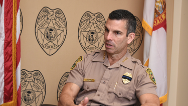 renuncia el director la policia de miami-dade, juan perez