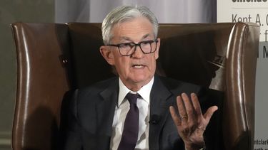 ARCHIVO - El presidente de la Reserva Federal, Jerome Powell, habla durante el Foro de Política Monetaria de Estados Unidos, un encuentro anual que se realiza en Nueva York, el viernes 7 de marzo de 2025. (AP Foto/Richard Drew, archivo)