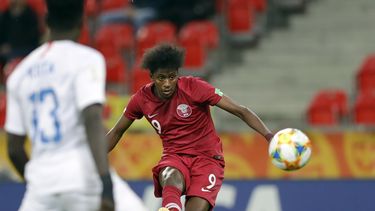 ARCHIVO - El futbolista qatarí Yusuf Abdurisag patea el balón durante el partido contra Estados Unidos en el Mundial Sub20 en Tychy, Polonia. Abdurisag ha sido acusados de proferir insultos racistas a un jugador de Nueva Zelanda durante un partido amistoso en Austria. (AP Foto/Sergei Grits)