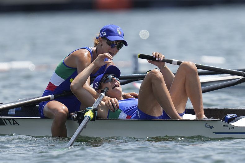 En foto del 29 de julio del 2021, Valentina Rodini y Federica Cesarini de Italia reaccionan el sculls doble en los Juegos Olímpicos. (AP Foto/Lee Jin-man)