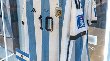 Camisetas que portó Lionel Messi en el encuentro de la final de la Copa Mundial de Argentina ante Francia exhibidas en las instalaciones de Sothebys el jueves 30 de noviembre del 2023 en Nueva York. (AP Foto/Peter K. Afriyie)
