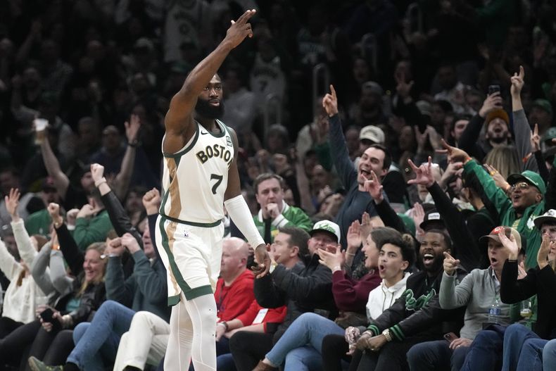 Jaylen Brown, de los Celtics de Boston, festeja luego de atinar un triple en el duelo del martes 27 de febrero de 2024, ante los 76ers de Filadelfia (AP Foto/Charles Krupa)