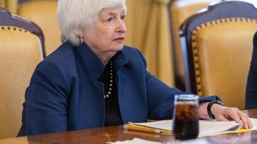 Yellen apremia a poner límite a precios del petróleo ruso