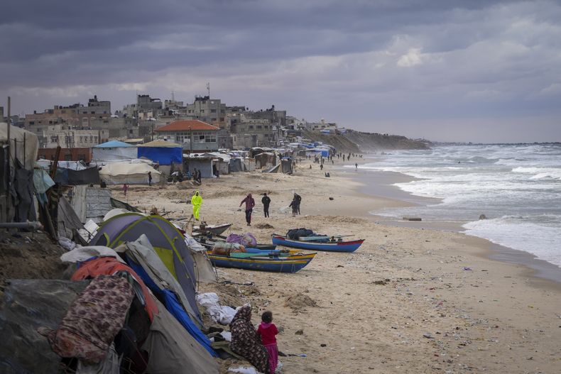 Carpas ocupadas por palestinos desplazados, en la playa de Deir al-Balah, Franja de Gaza, el martes 26 de noviembre de 2024. (AP Foto/Abdel Kareem Hana)